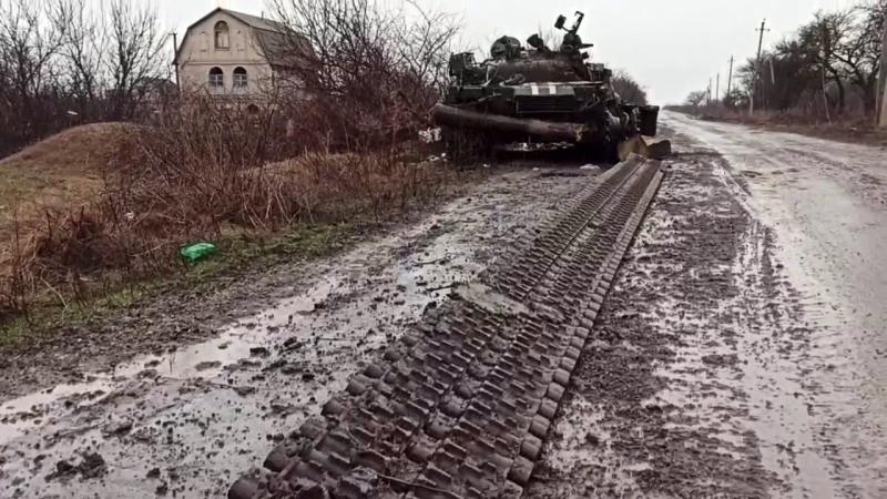 Un tanque ucraniano inutilizado en las afueras de Mariupol, una de las ciudades ucranianas que ha sentido más el asedio de Rusia. 