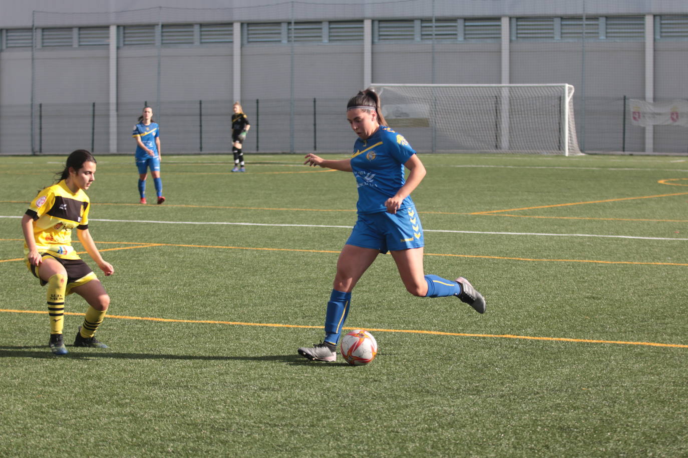 El conjunto leonés cae ante las gallegas por la mínima.