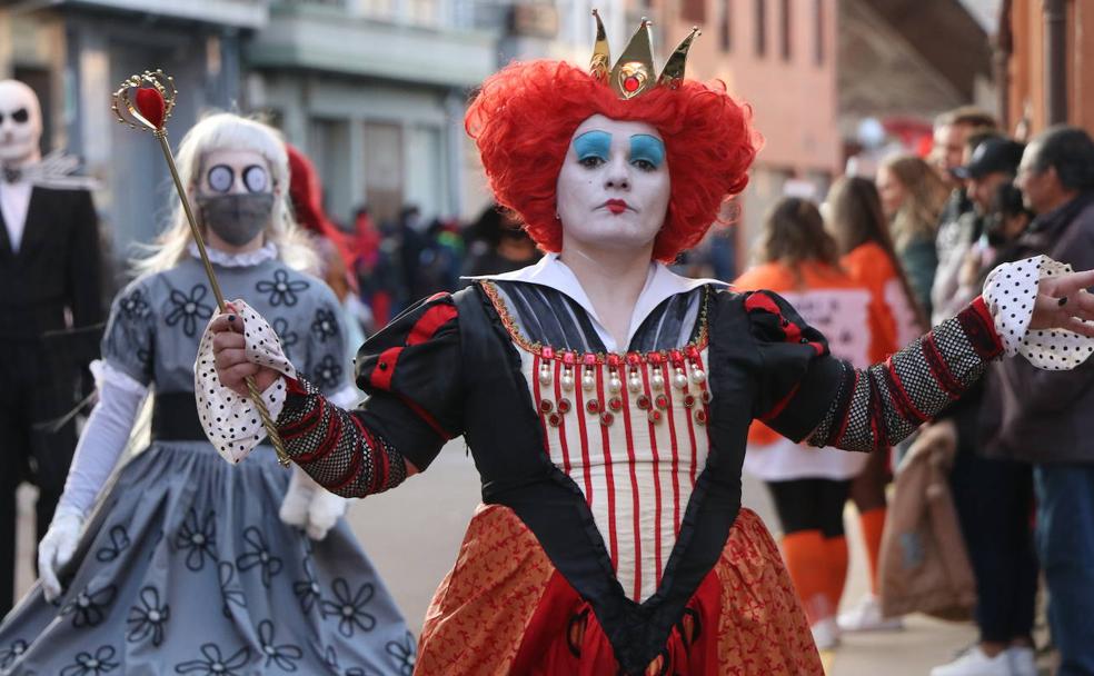 Astorga despide el Carnaval con el gran desfile del sábado de Piñata. 