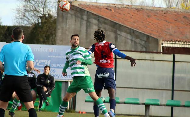 Galería. El partido estuvo muy disputado y La Virgen no se amilanó ante el Real Ávila.