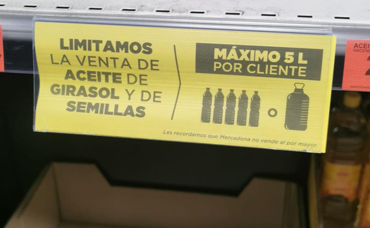 Imagen de advertencia de un supermercado sobre la limitación de aceite. 