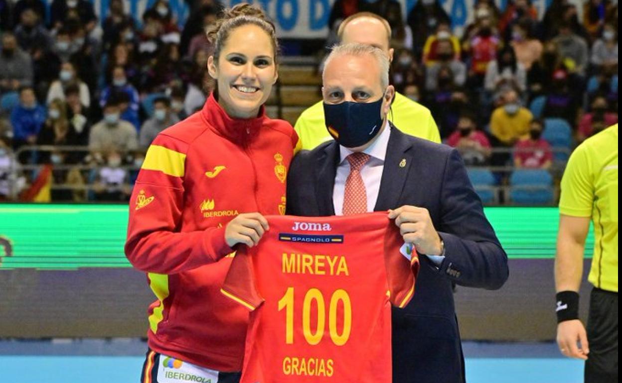 Mireya González recibió el homenaje de la Federación Española de Balonmano.