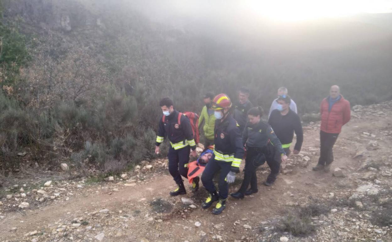 Imagen del traslado en camlla del varón herido. 