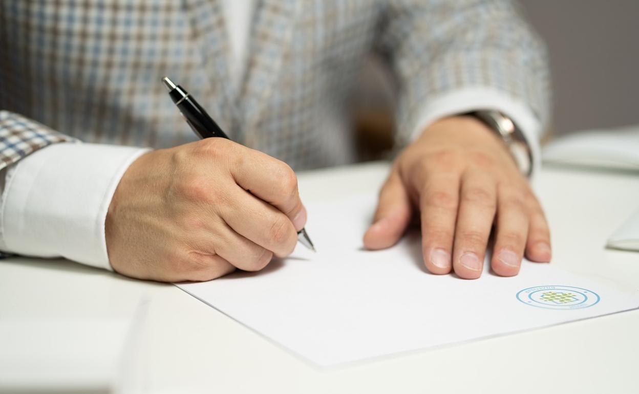 Piden diez años de prisión para dos varones por emitir seguros y quedarse con el dinero de la póliza