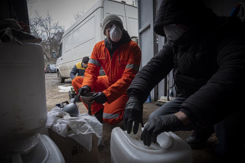 Dos voluntarios del ejército ucraniano preparan cócteles molotov en las afueras de Odesa, donde el ejército ruso mantiene su asedio. 
