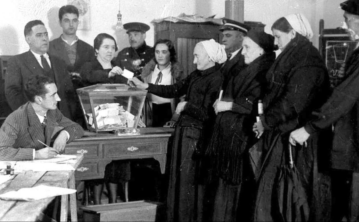 La lucha por el voto femenino centra la conferencia promovida en San Andrés del Rabanedo. 