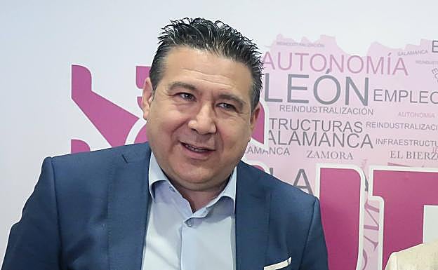 Luis Mariano Santos, secretario general de Unión del Pueblo Leonés, este lunes en una rueda de prensa. 