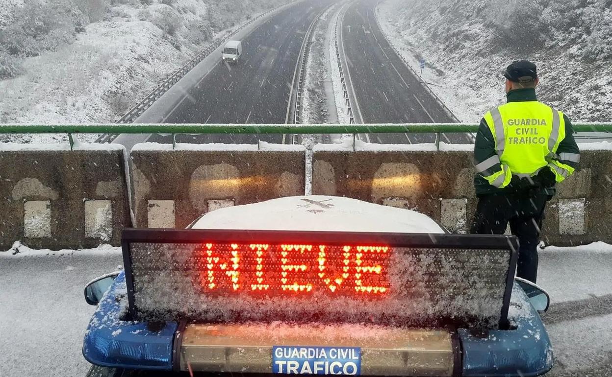 Efectivos de la Guardia Civil de Tráfico durante un control bajo la nieve. 