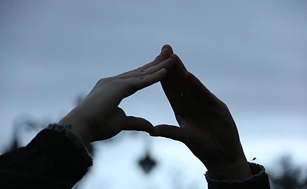Galería. Una de las mujeres participantes en la manifestación con el símbolo que engloba a este movimiento feminista.