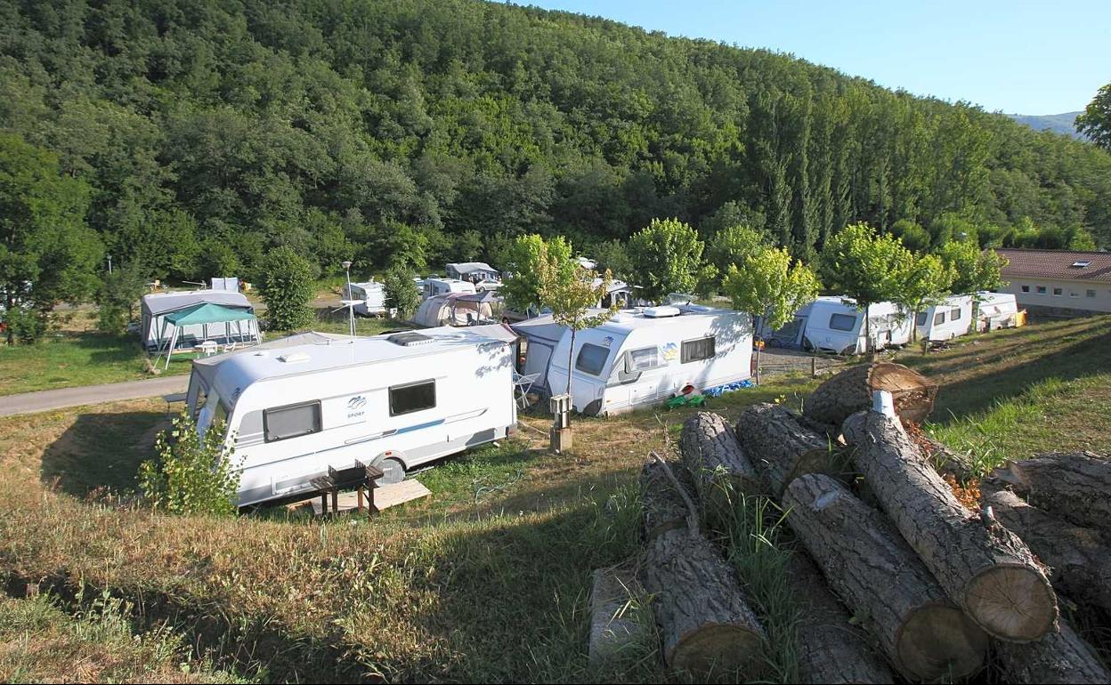 Imagen de una de las estancias del camping 'Bosque de Gordón'.