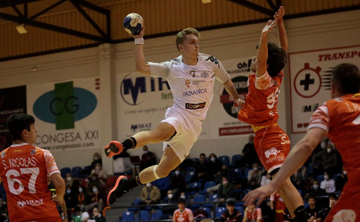 Víctor Fernández, jugador del ULE Ademar, durante un partido de esta temporada con el segundo equipo marista.