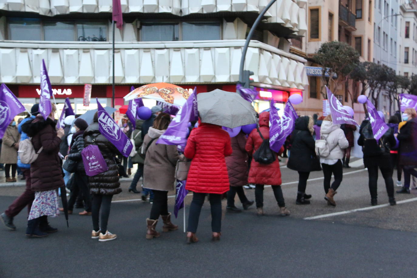 Las calles de la capital se han teñido de violeta en la manifestación reivindicativa del Día Internacional de la Mujer.