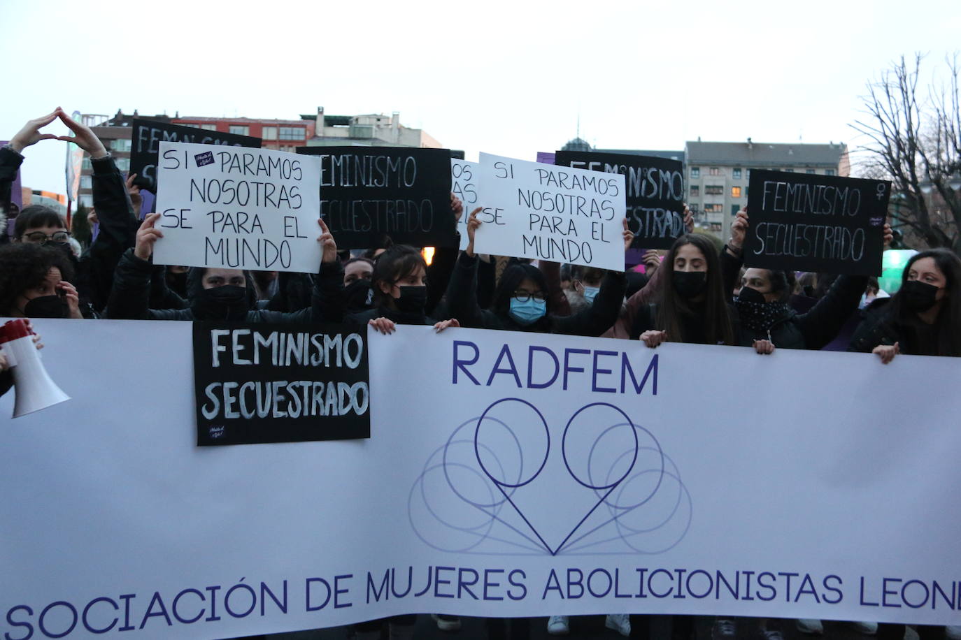 Las calles de la capital se han teñido de violeta en la manifestación reivindicativa del Día Internacional de la Mujer.