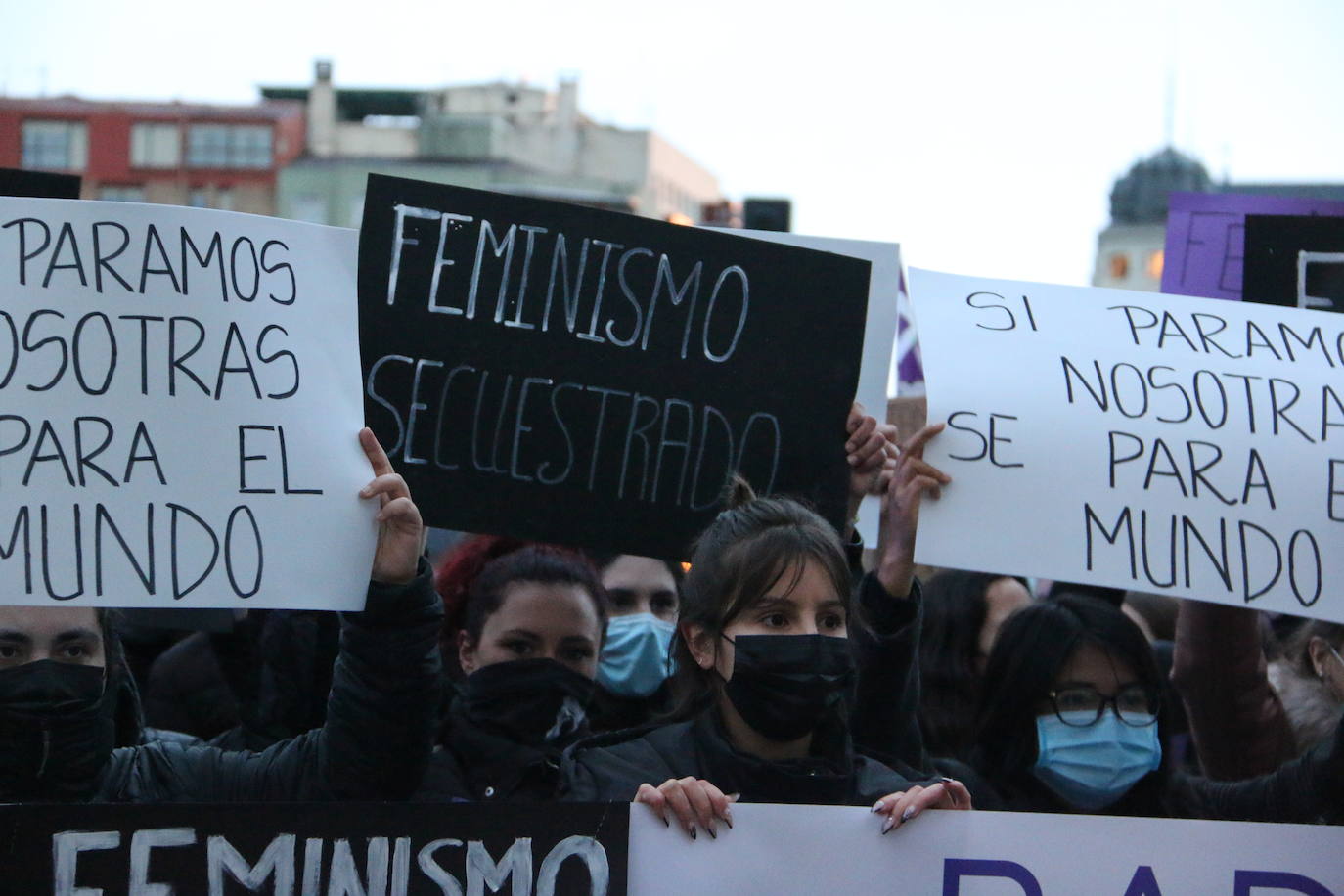 Las calles de la capital se han teñido de violeta en la manifestación reivindicativa del Día Internacional de la Mujer.