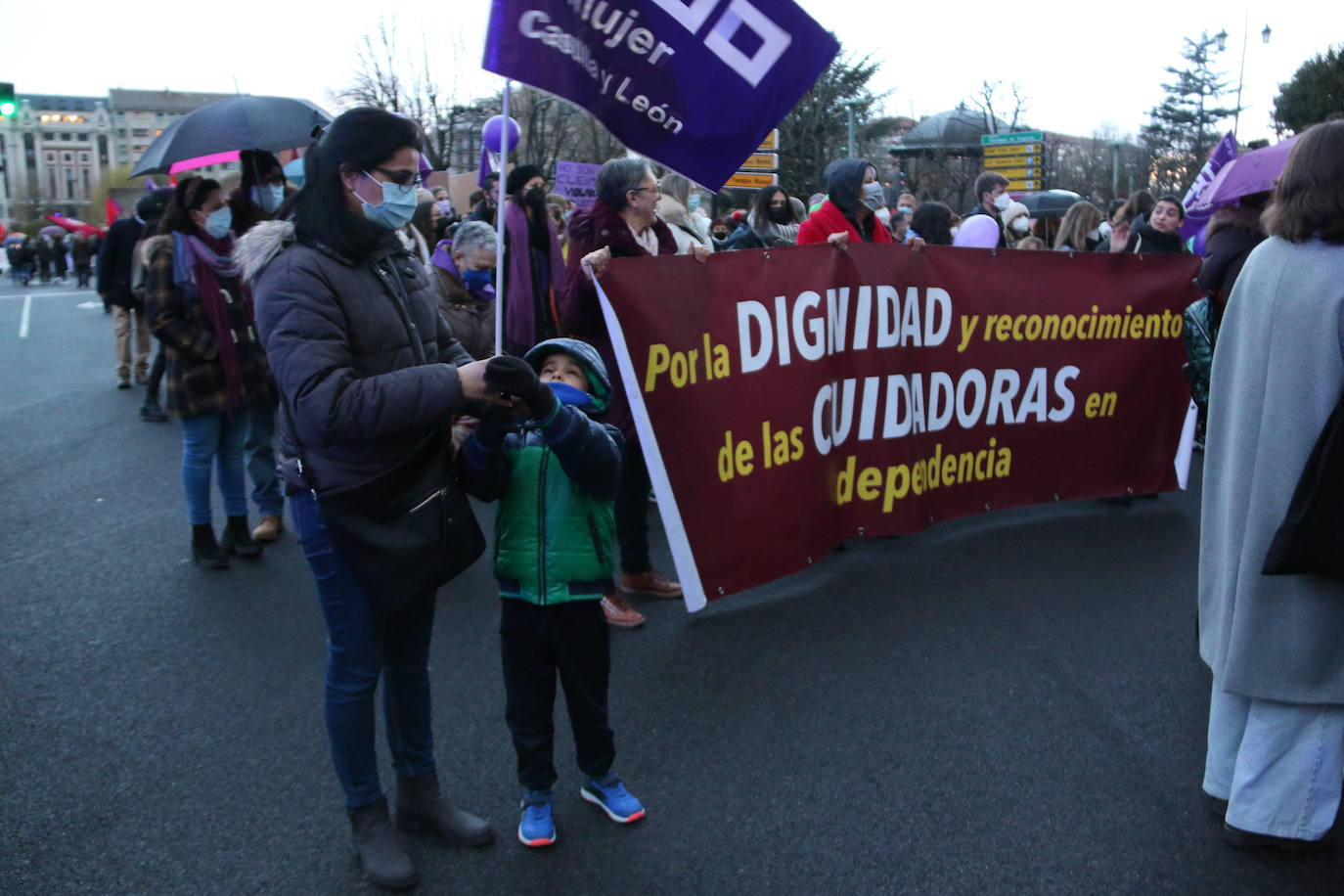 Las calles de la capital se han teñido de violeta en la manifestación reivindicativa del Día Internacional de la Mujer.