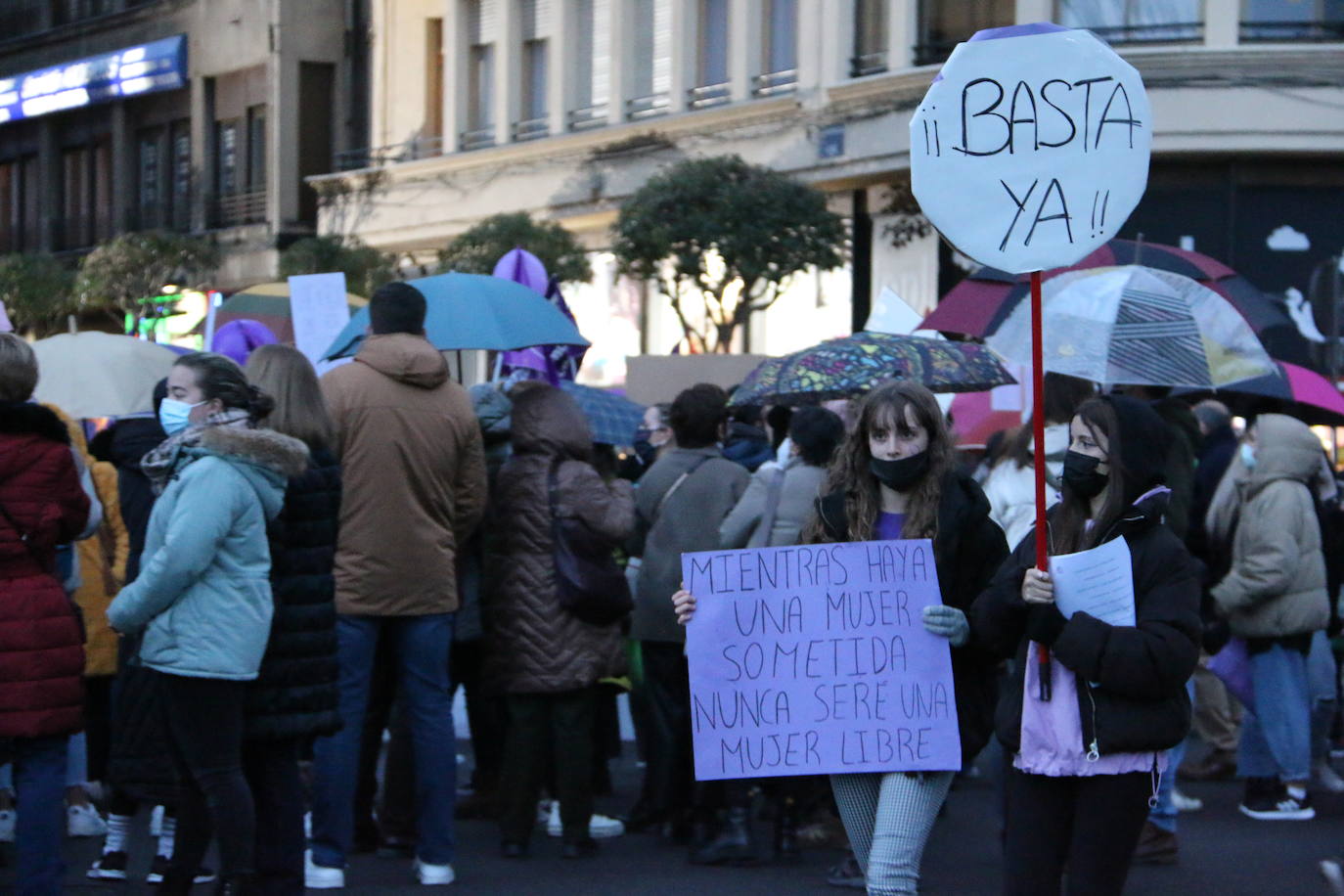 Las calles de la capital se han teñido de violeta en la manifestación reivindicativa del Día Internacional de la Mujer.