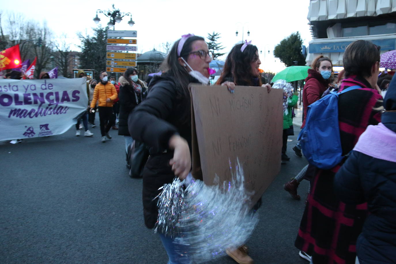 Las calles de la capital se han teñido de violeta en la manifestación reivindicativa del Día Internacional de la Mujer.