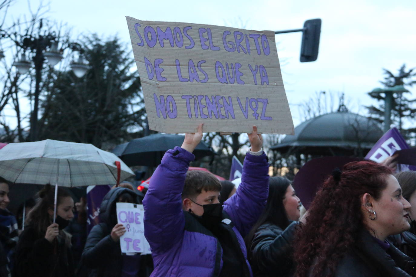 Las calles de la capital se han teñido de violeta en la manifestación reivindicativa del Día Internacional de la Mujer.