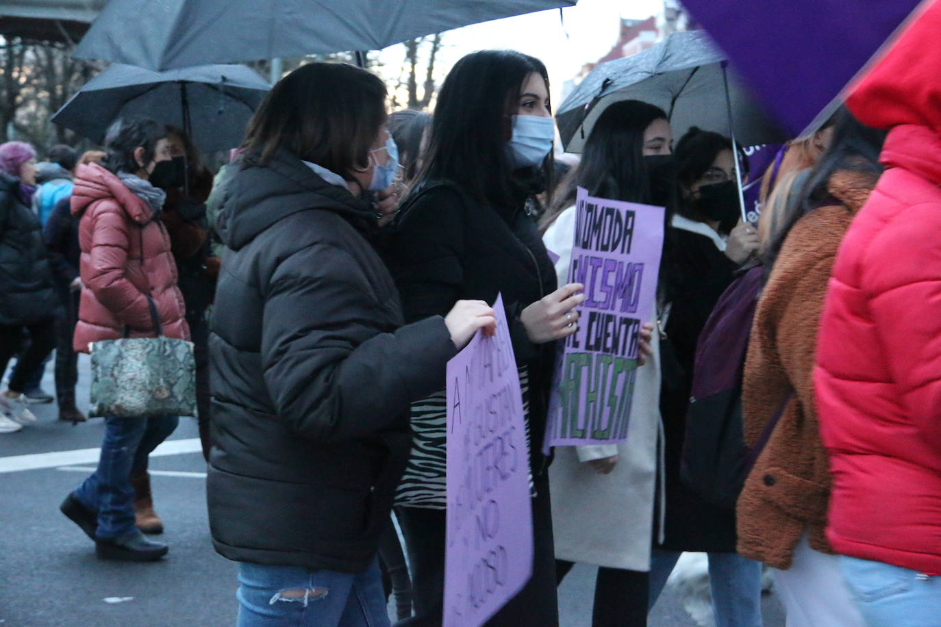 Las calles de la capital se han teñido de violeta en la manifestación reivindicativa del Día Internacional de la Mujer.