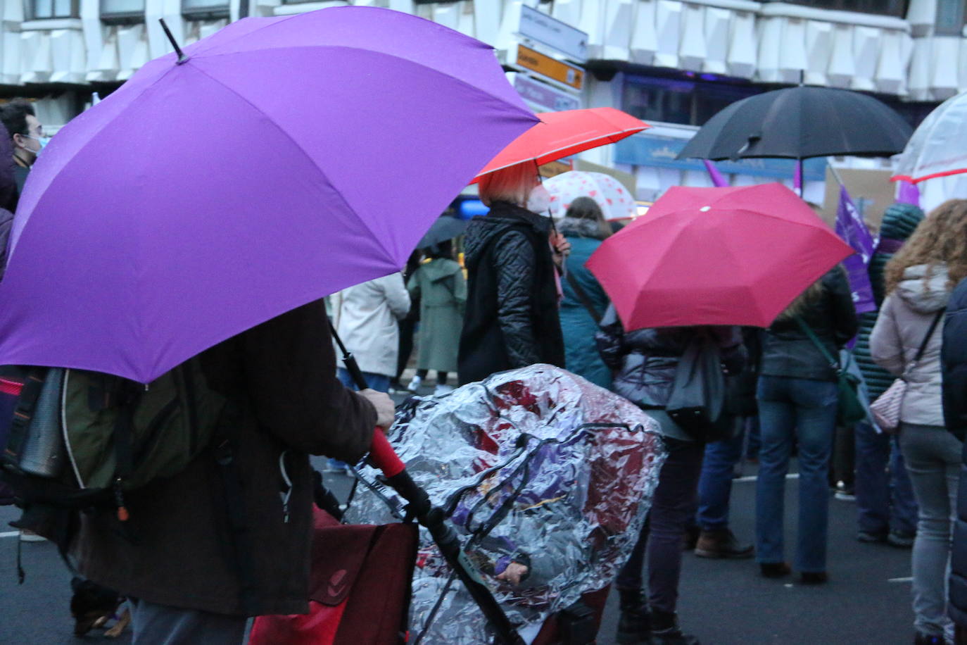 Las calles de la capital se han teñido de violeta en la manifestación reivindicativa del Día Internacional de la Mujer.