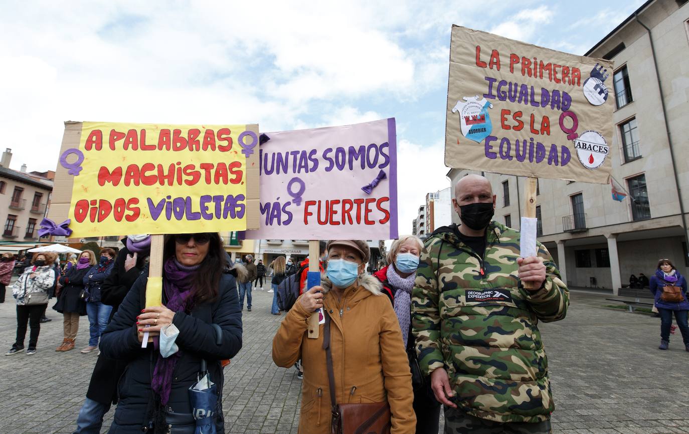 Manifestación de la Asociación de Mujeres Feministas Bercianas en Ponferrada. 