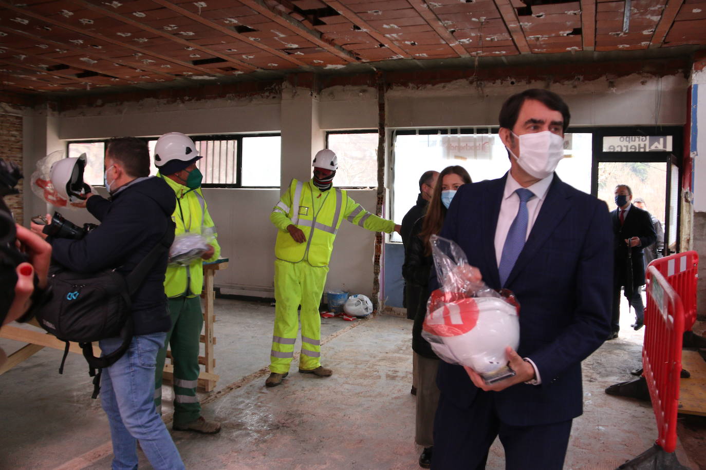 El consejero de Fomento en funciones, Juan Carlos Suárez-Quiñones, visita las obras de remodelación integral de este espacio.
