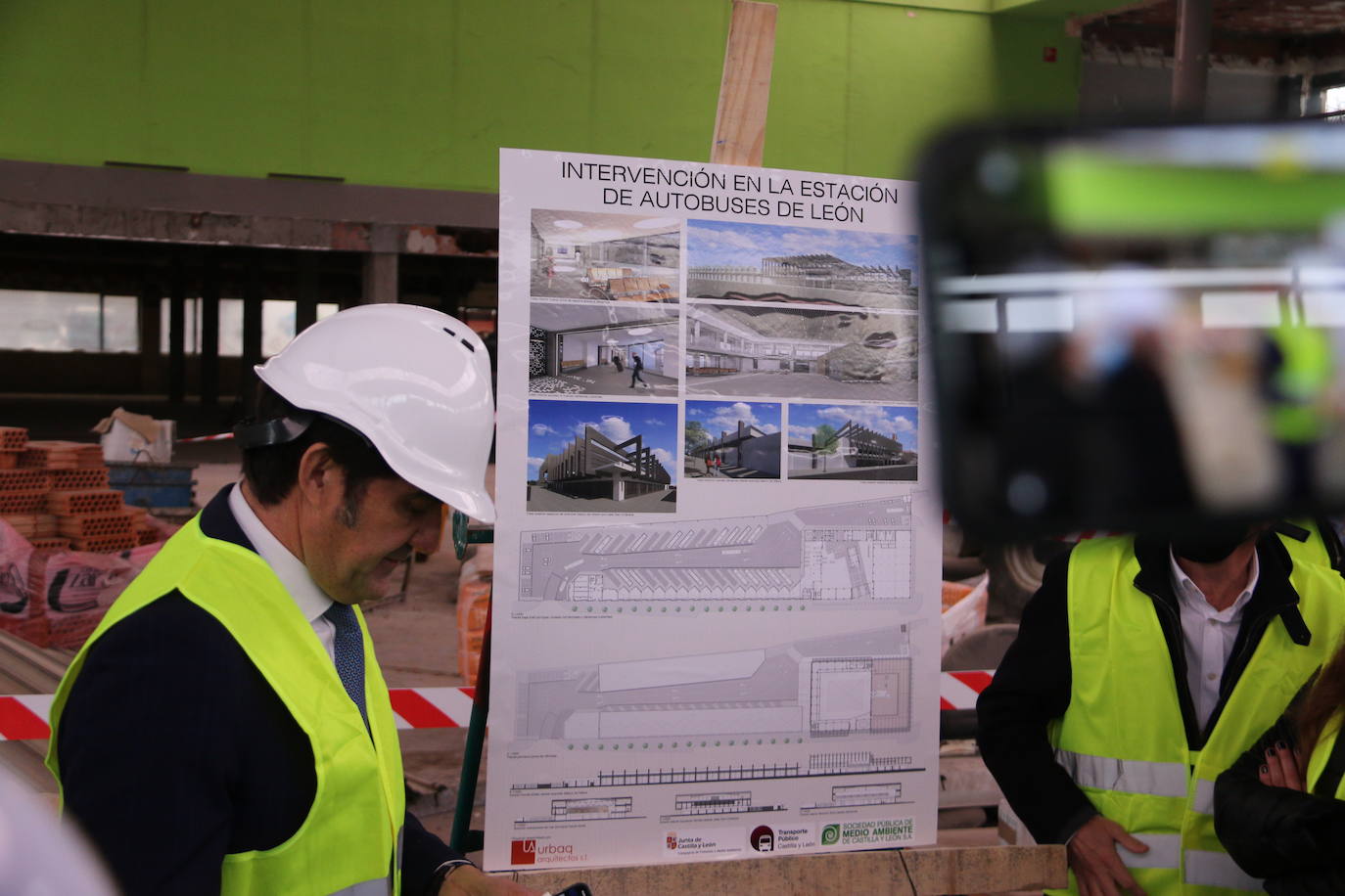 El consejero de Fomento en funciones, Juan Carlos Suárez-Quiñones, visita las obras de remodelación integral de este espacio.