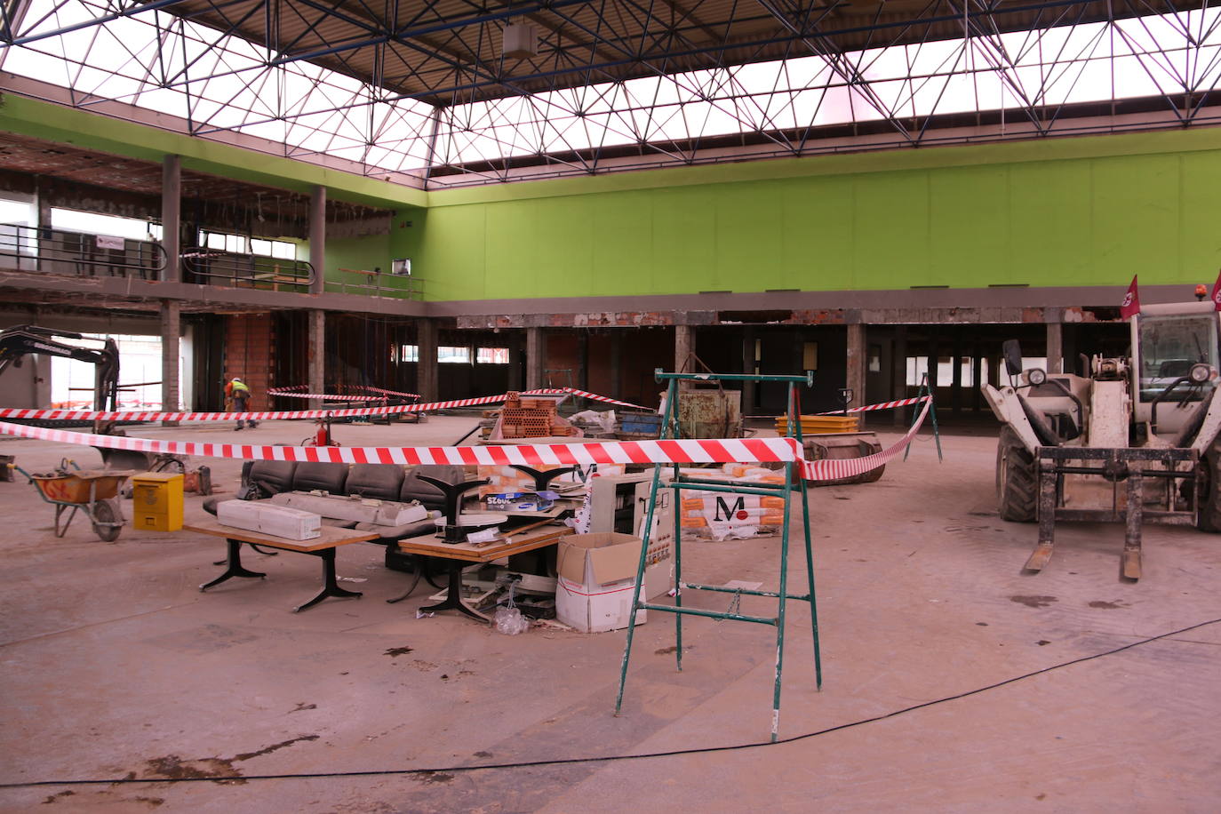 El consejero de Fomento en funciones, Juan Carlos Suárez-Quiñones, visita las obras de remodelación integral de este espacio.