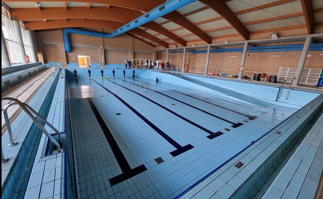 La piscina del polideportivo de Navatejera ya se ha vaciado y limpiado para su reapertura.