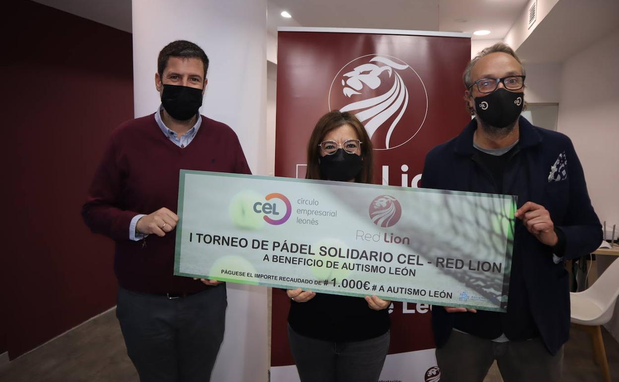 Entrega del cheque a la gerente de Austimo León.