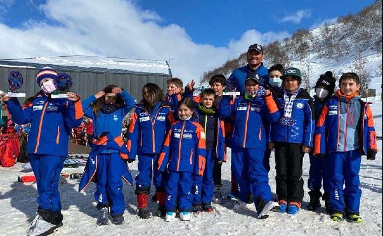 Varios de los esquiadores leoneses en 