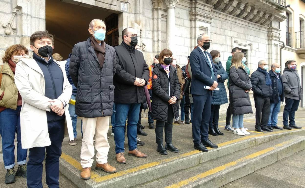 La Corporación municipal participó en la concentración silenciosa ante el Ayuntamiento en apoyo al pueblo ucraniano.