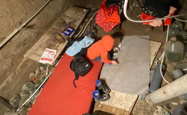 La hija de su sobrina se guarda en el sótano de la casa, durante los bombardeos. 