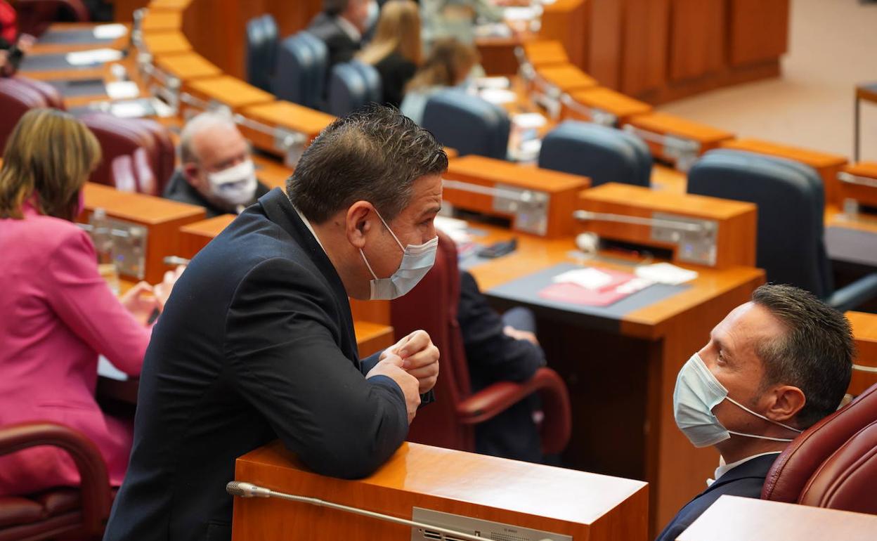 Luis Mariano Santos, antes del inicio del Pleno en las Cortes. 