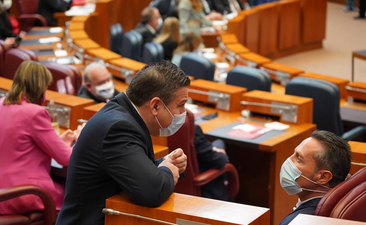 Luis Maria Santos de UPL, junto al socialista Pedro Luis González, en el Pleno de constitución de las Cortes de Castilla y León.