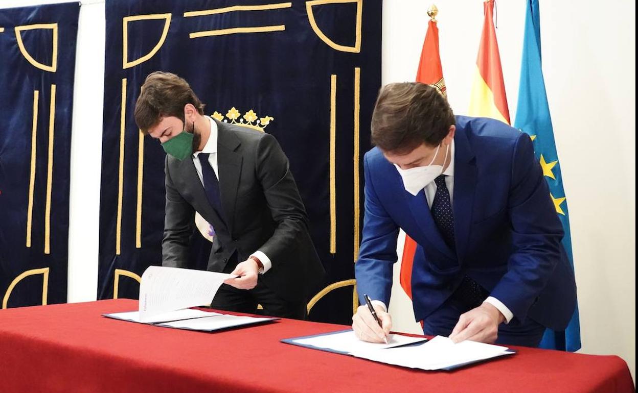 El candidato a la presidencia de la Junta, Alfonso Fernández Mañueco, firma un acuerdo de gobierdo con el candidato de Vox, Juan García Gallardo