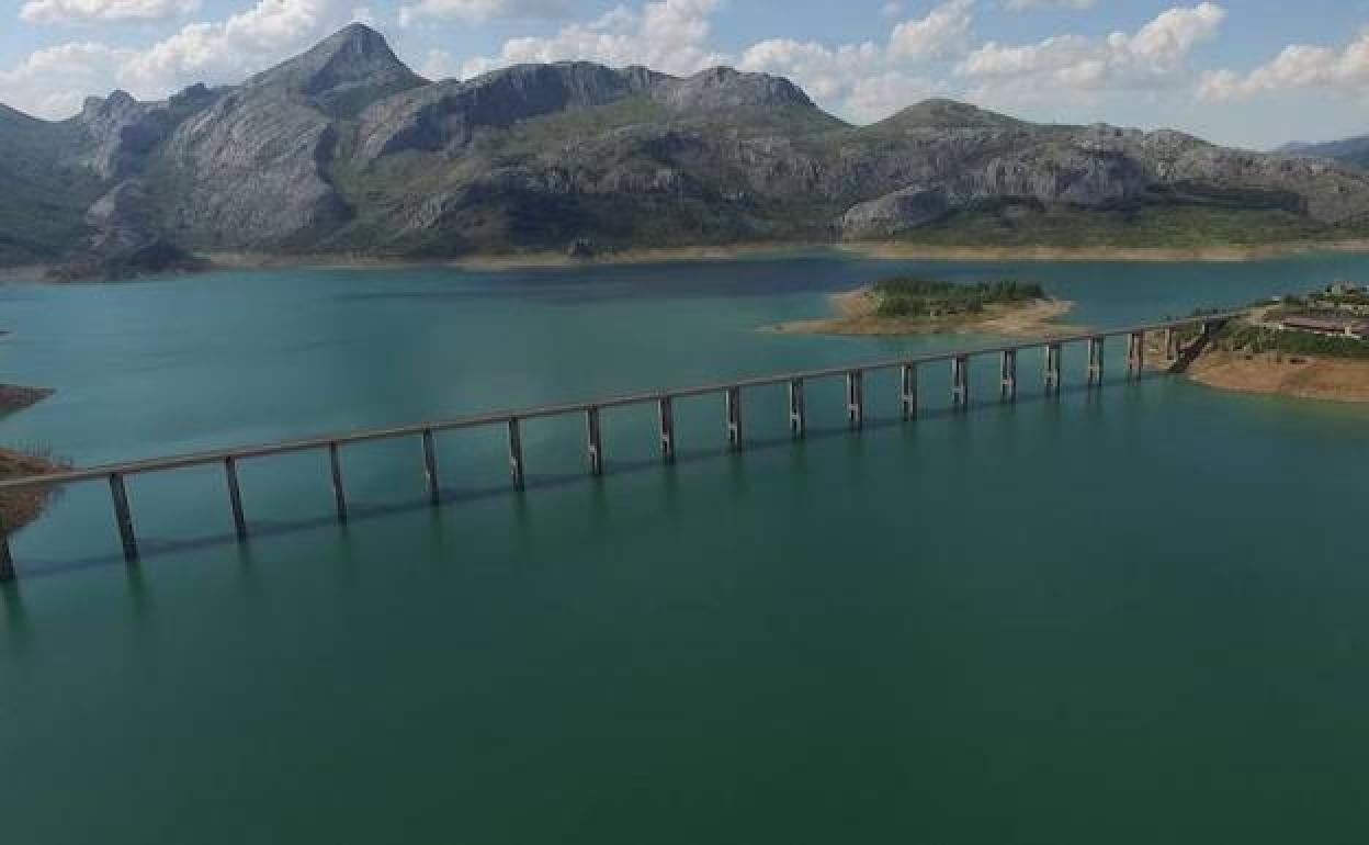 Imagen de archivo de un pantano en la provincia de León. 