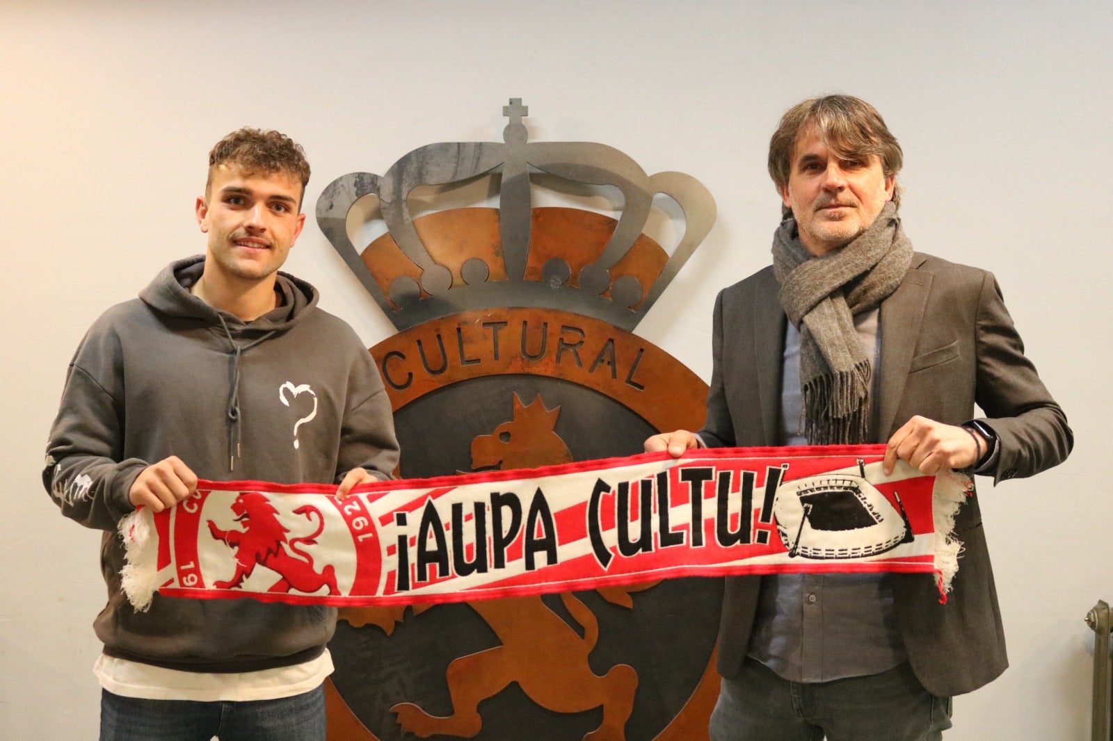 Javier Fernández (i) posa con la bunfanda de la Cultural junto al director deportivo de la entidad, Ricardo Pozo.