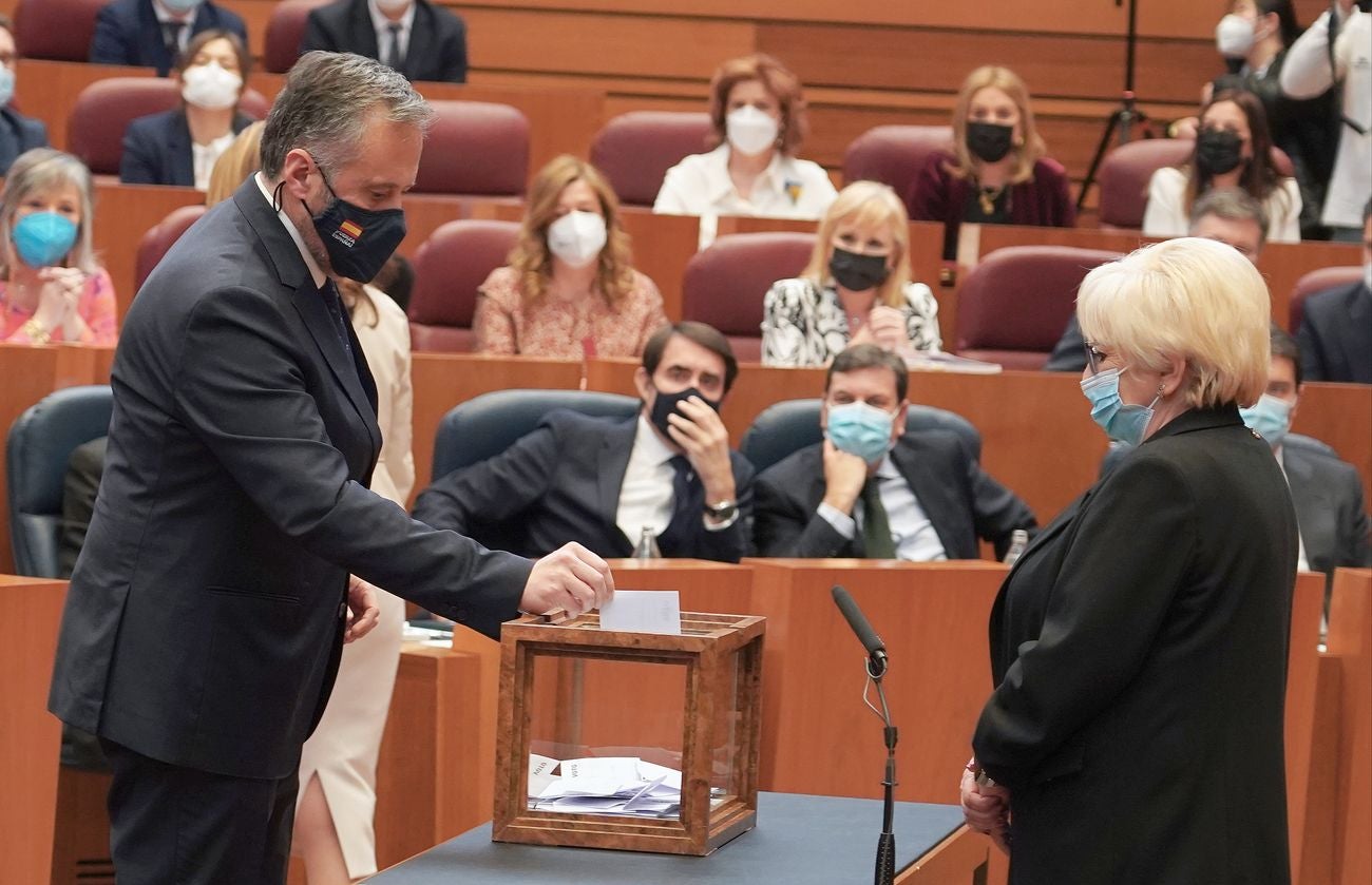 Carlos Pollán, en el momento de depositar su voto. 