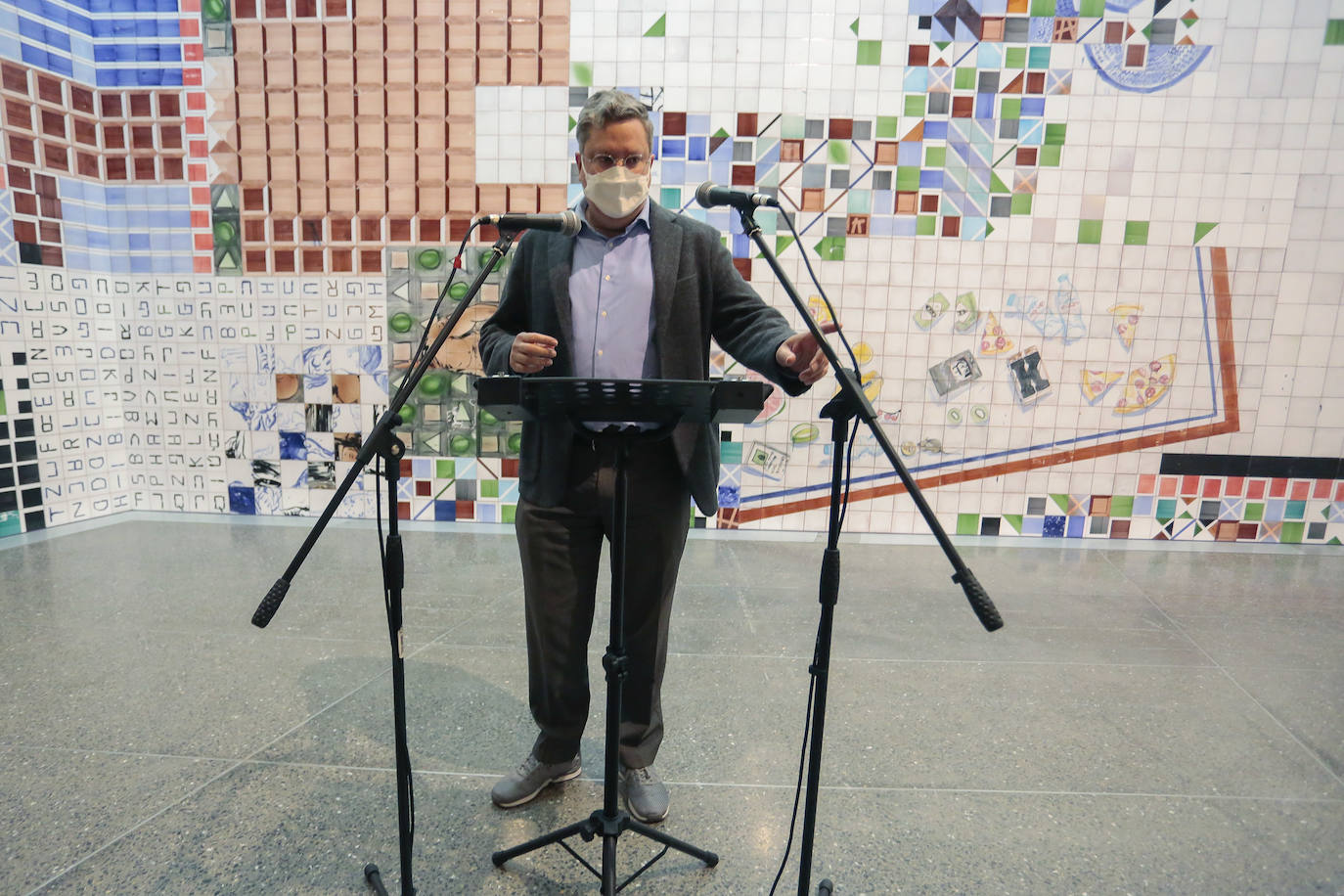 Presentación de las exposiciones 'Medir tierra', de Fernando Renes, y 'Metanarrativas. Colección Musac'. En la imagen, el director del MUSAC, Álvaro Rodríguez.