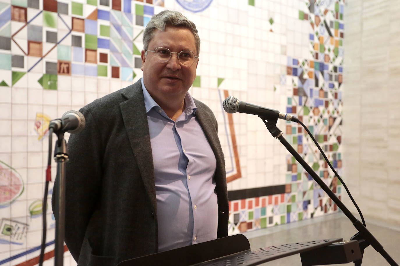 Presentación de las exposiciones 'Medir tierra', de Fernando Renes, y 'Metanarrativas. Colección Musac'. En la imagen, el director del MUSAC, Álvaro Rodríguez.