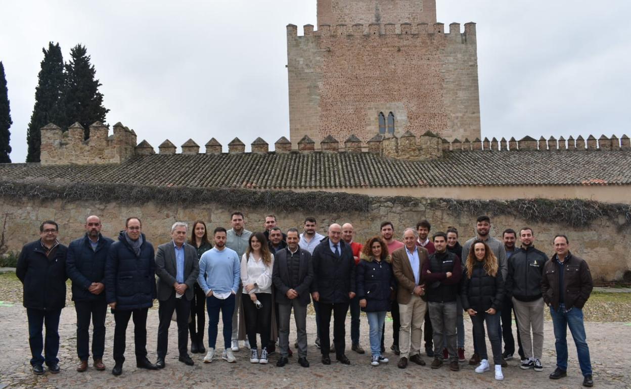 Jesús Julio Carnero junto a los participantes en las joaandas y otras autoridades. 