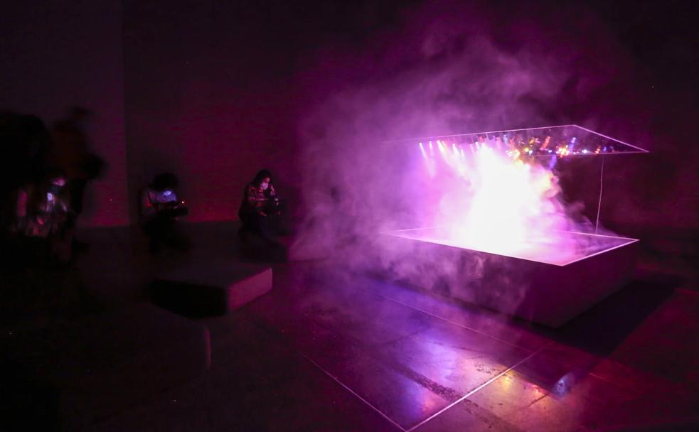 El MUSAC inaugura dos nuevas exposiciones en las salas 3 (Medir Tierra, Fernando Renes) y sala 4 (Metanarrativas). En la imagen, una de las sala más interesantes con una obra con humo, luz y música.