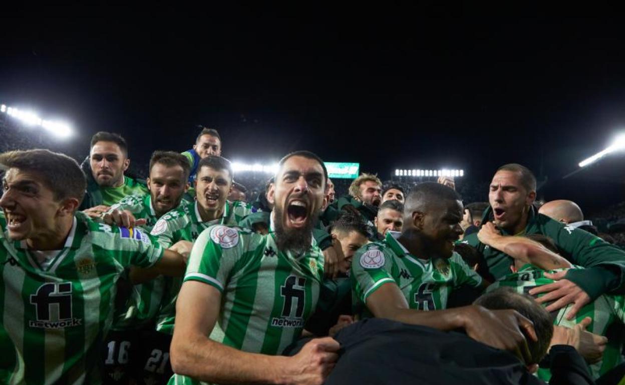 Los jugadores del Real Betis celebran un gol.