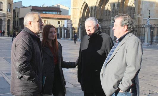 De izquierda a derecha, el secretario, la gerente, el vicepresidente y el presidente de la Fundación Monteleón en la Plaza de Regla. 