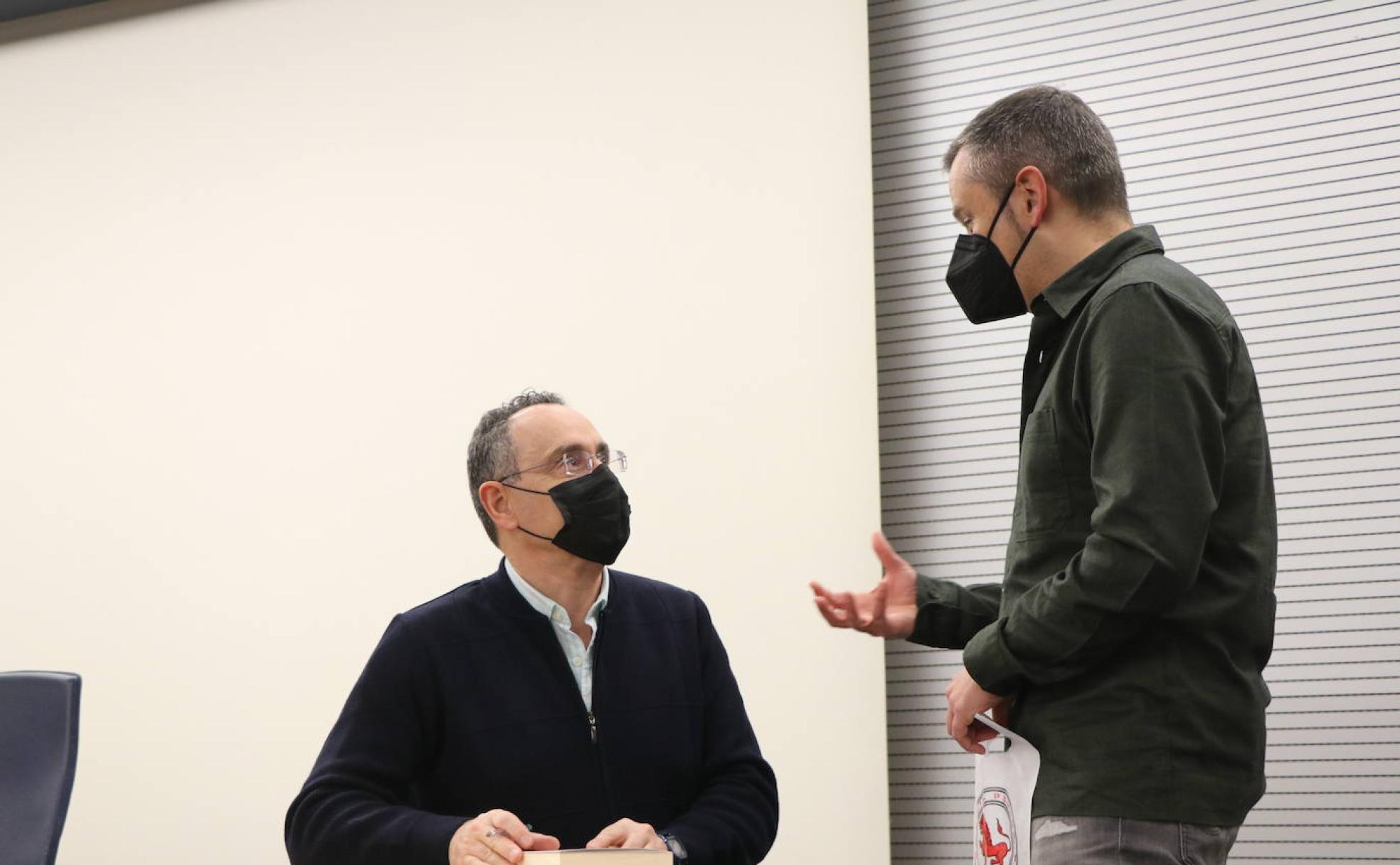 Pedro Baños atiende a un seguidor de su trayectoria como escritor durante la presentación de su libro 'El Poder. Un estratega lee a Maquiavelo' en el Salón de Actos del Ayuntamiento de Ordoño II.