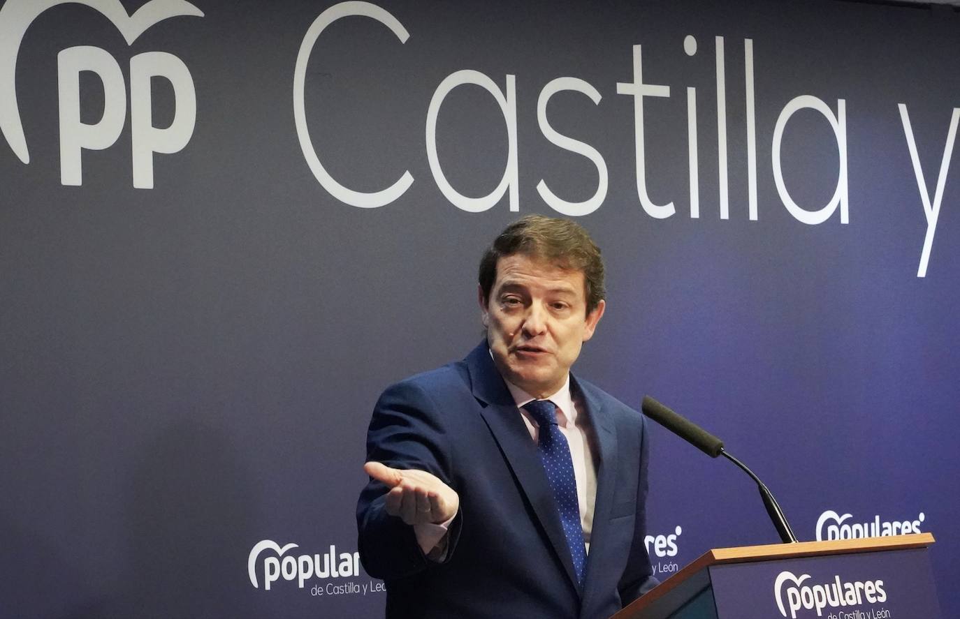 El presidente del Partido Popular de Castilla y León y presidente en funciones de la Junta, Alfonso Fernández Mañueco, ofrece una rueda de prensa tras mantener una reunión telemática con todos los presidentes provinciales del PP.