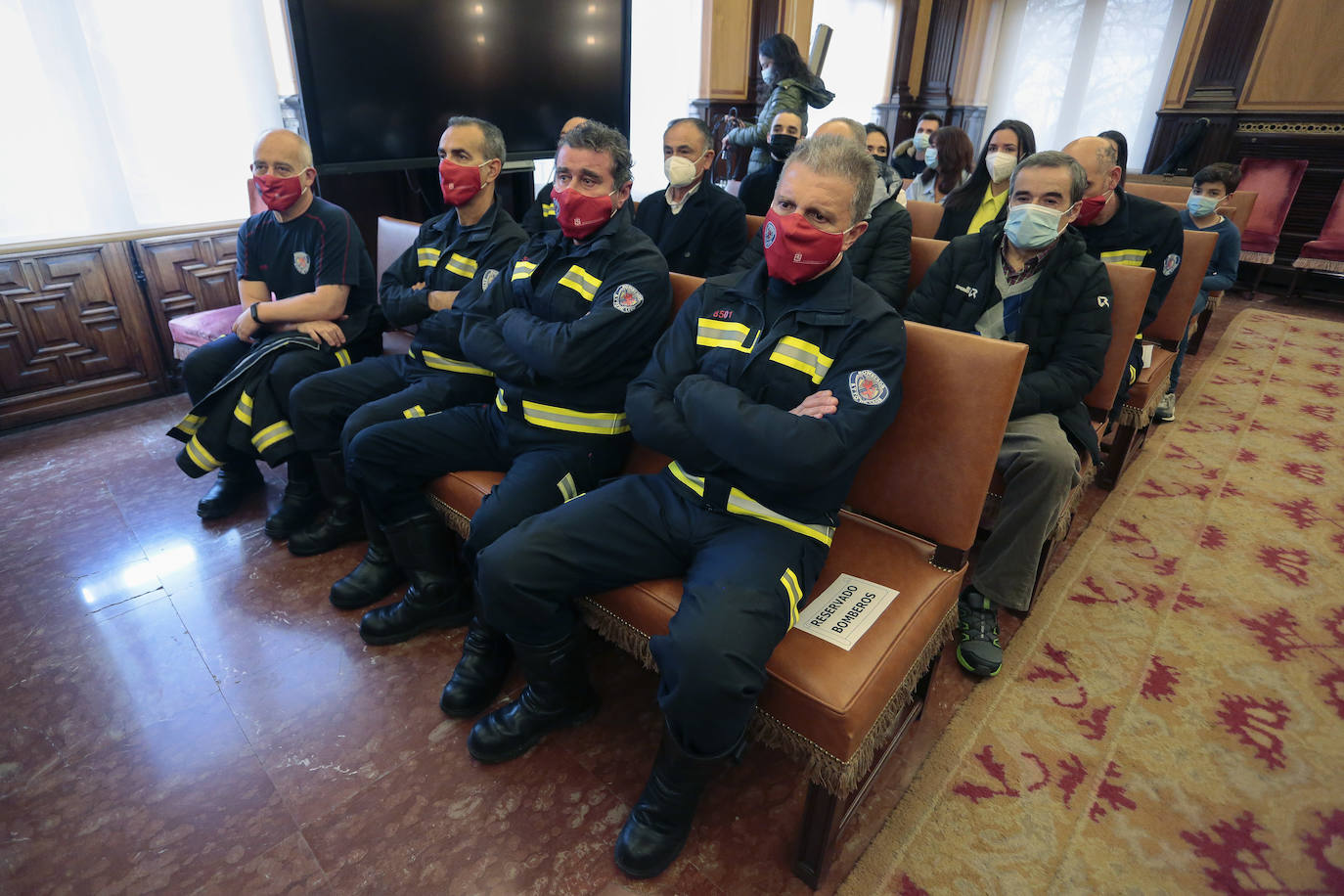 El Ayuntamiento de León reconoce la labor de los trabajadores que llevan entre 30 y 35 años al frente del servicio.