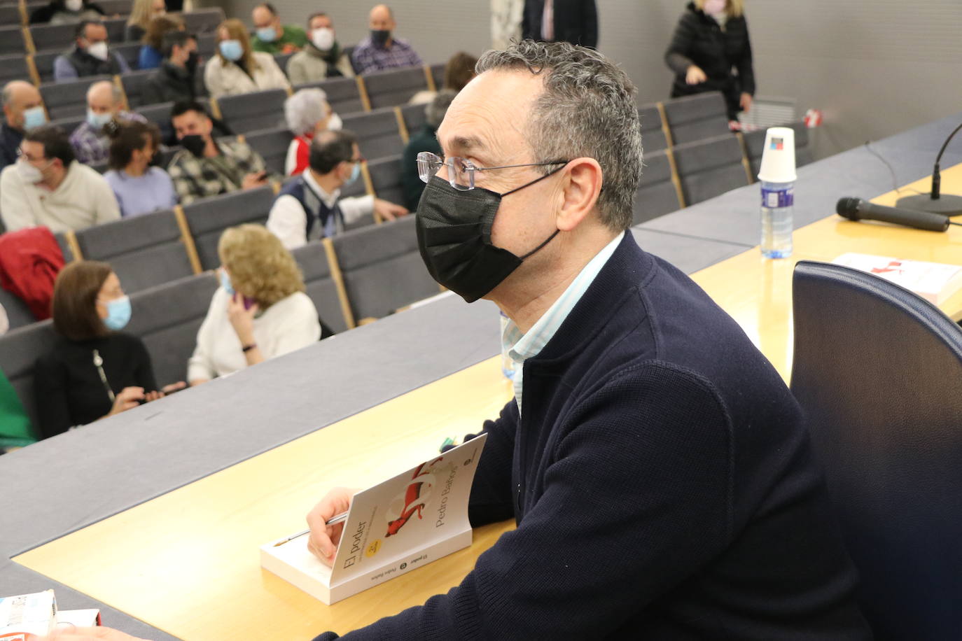 El escrito leonés llena con creces el Salón de Actos del Ayuntamiento de Ordoño II.