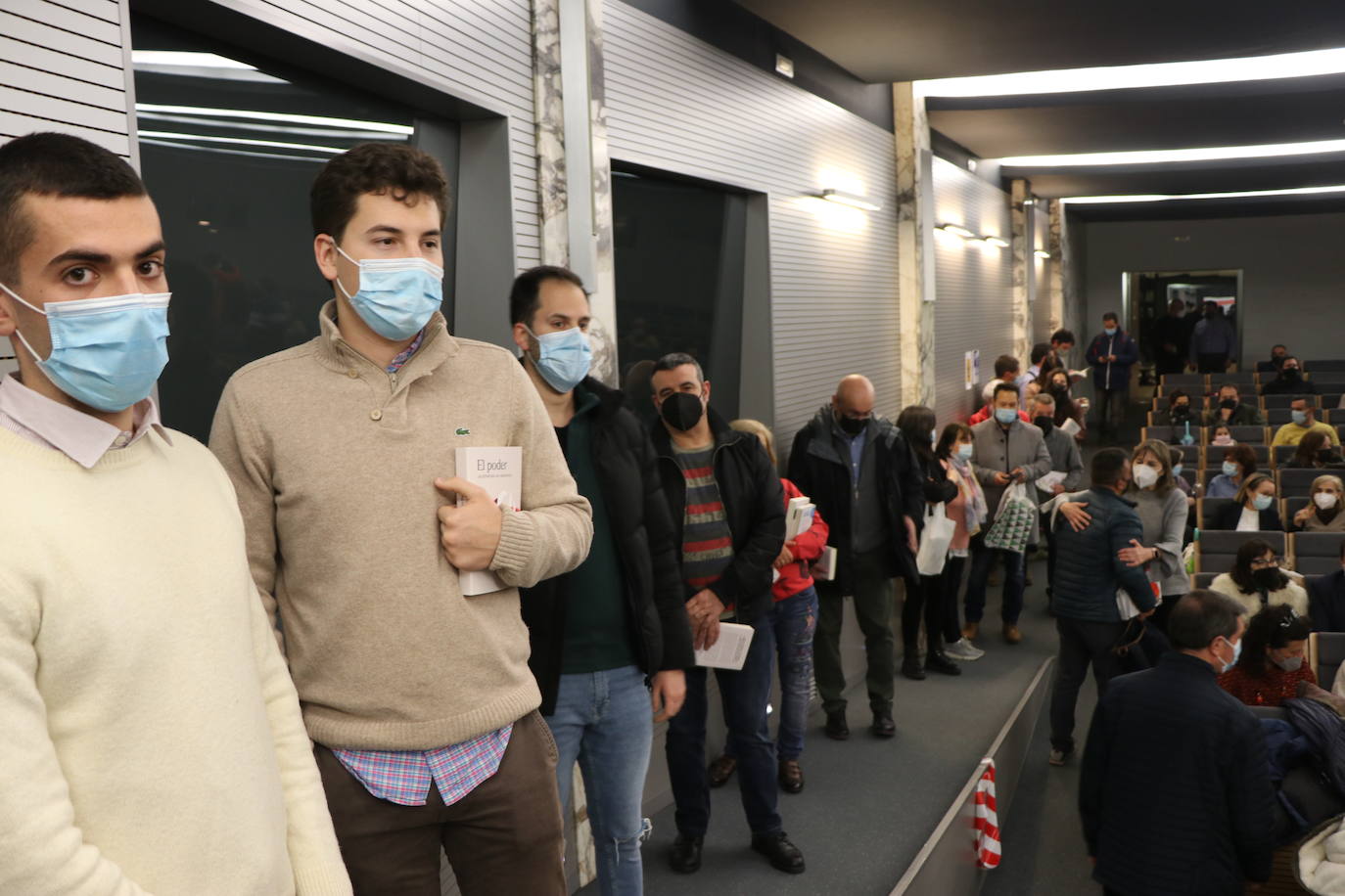 El escrito leonés llena con creces el Salón de Actos del Ayuntamiento de Ordoño II.